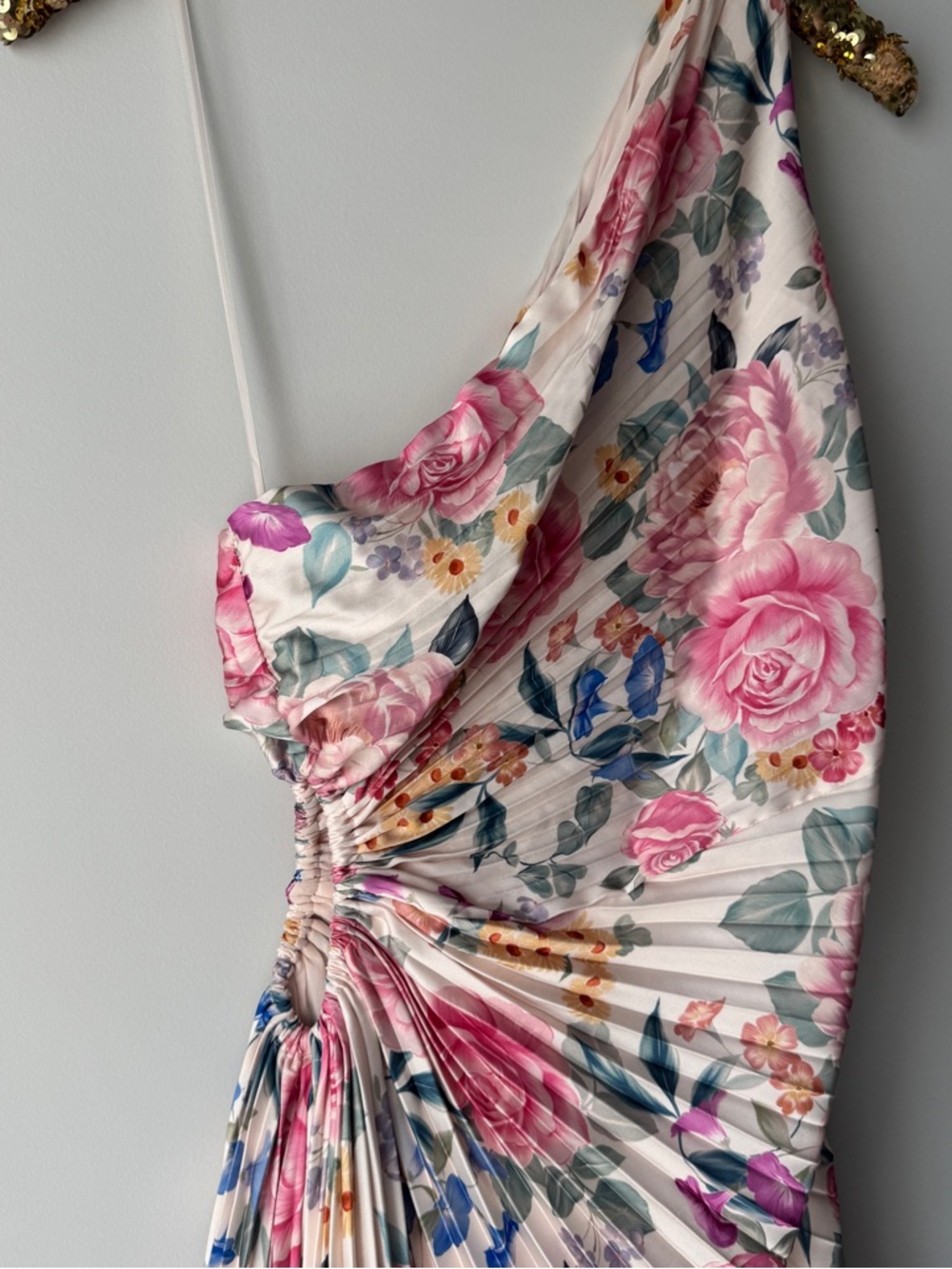 Vici One-Shoulder Floral Pleated dress with side cut out - Picture 3 of 3